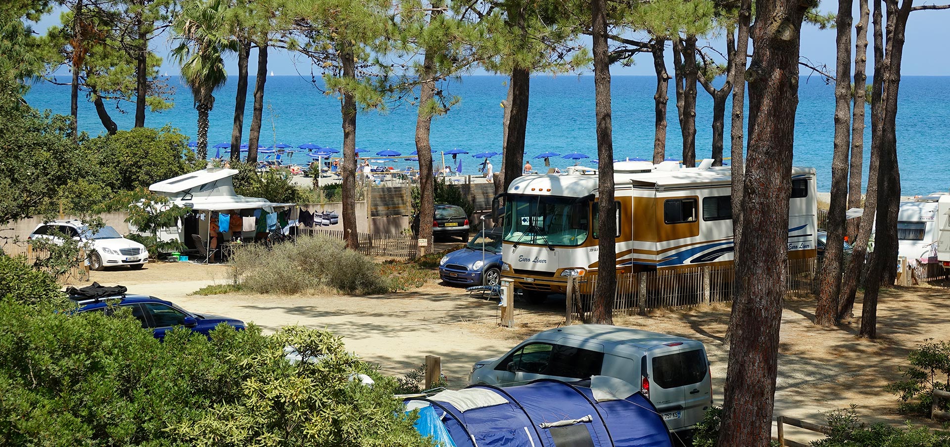 Camping san damiano emplacement mer maxi camping car euro liner van caravane tente pinede plage
